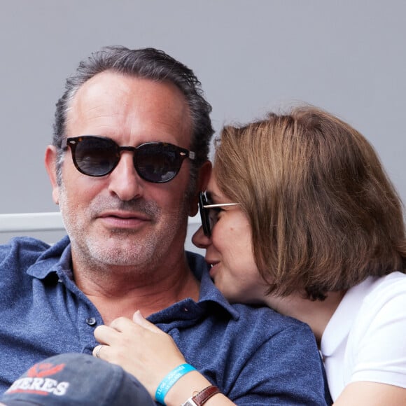 Elle se voit aussi comme "leur coach". 
Jean Dujardin et sa femme Nathalie Péchalat - Célébrités en tribunes des Internationaux de France de tennis de Roland Garros 2023 à Paris le 11 juin 2023. © Jacovides-Moreau/Bestimage 