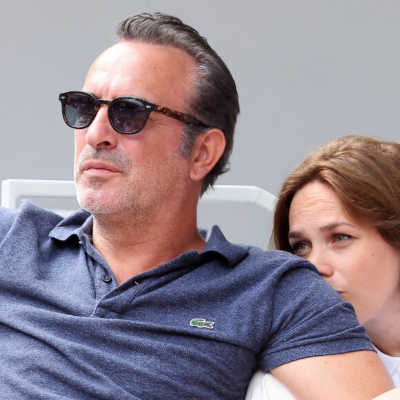 Jean Dujardin et sa femme Nathalie Péchalat - Célébrités en tribunes des Internationaux de France de tennis de Roland Garros 2023 à Paris le 11 juin 2023. © Jacovides-Moreau/Bestimage 