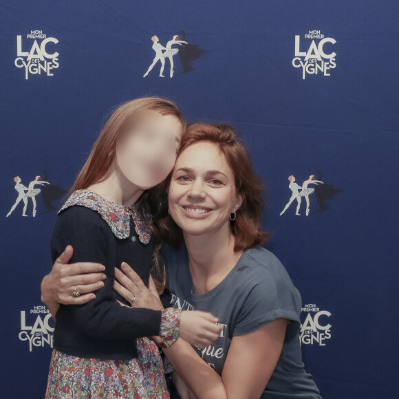 Et la petite Alice a trois ans. 
Exclusif - Nathalie Péchalat et sa fille Jeanne - Première du spectacle Mon Premier Lac des Cygnes au Théatre Mogador à Paris le 19 novembre 2022.