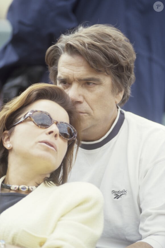 Dominique a dû faire face à d'énormes dettes après la mort de l'homme de sa vie.
Archives - En France, à Paris, Bernard Tapie et sa femme Dominique dans les tribunes de Roland Garros en juin 1998.