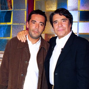 Bernard Tapie et son fils Stéphane sur le plateau de "Vivement dimanche" en 1999.