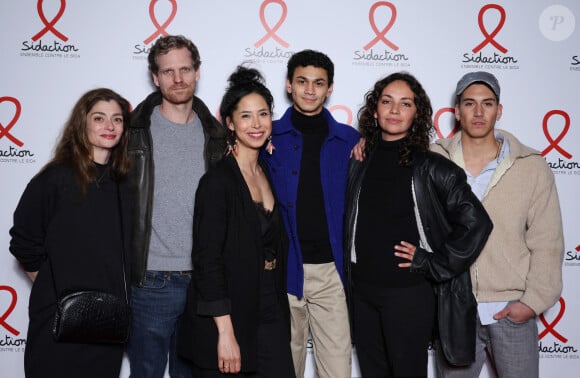 Gaela le Devehat, Constantin Balsan, Randiane Naly, Lucas Ivoula, Marie Fevre et Mateo Paitel de la série 'Un si grand soleil' - Photocall de la soirée de lancement du "Sidaction" au théâtre Edouard VII à Paris le 4 mars 2024. © Denis Guignebourg/Bestimage 