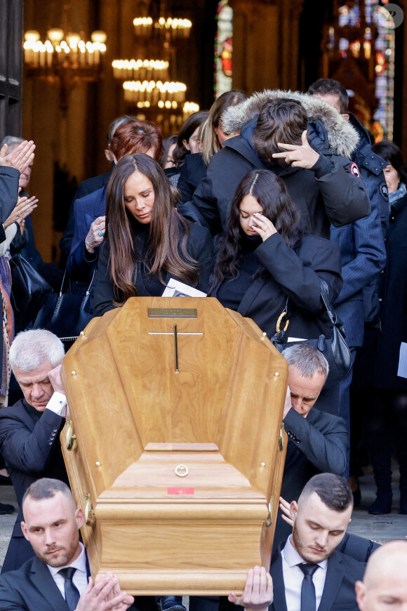 Nathalie Marquay et ses enfants Lou et Tom - La famille de Jean-Pierre Pernaut à la sortie des obsèques en la Basilique Sainte-Clotilde à Paris le 9 mars 2022. © Cyril Moreau/Bestimage 