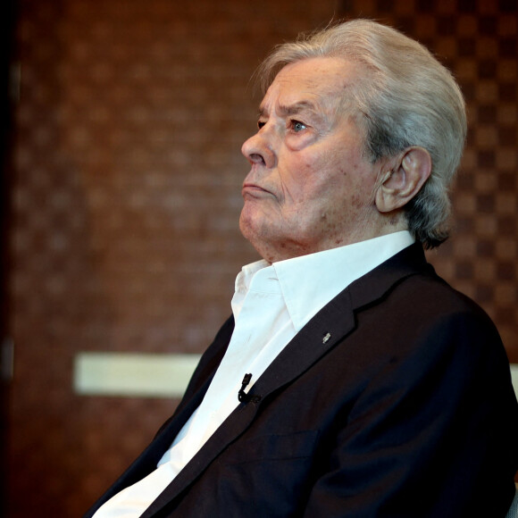 Dont Alain Delon n'a jamais reconnu la paternité.
Exclusif - Alain Delon lors d'un tournage avec Cyril.Viguier sur la terrasse du siège de Vivendi à Paris le 8 juillet 2022. © Dominique Jacovides / Bestimage 