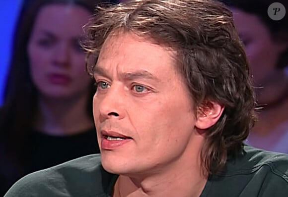 Ari Boulogne (né Christian Aaron Paffgen, fils illégitime d'Alain Delon) dans l'émission "Tout le monde en parle" d'Ardisson en 2001. Ari Boulogne ( fils de la chanteuse Nico, qui a toujours clamé que son père était Alain Delon) est mort chez lui dans le XV eme arrodissement de paris le 20 mai 2023. © Capture TV France 2 via Bestimage 