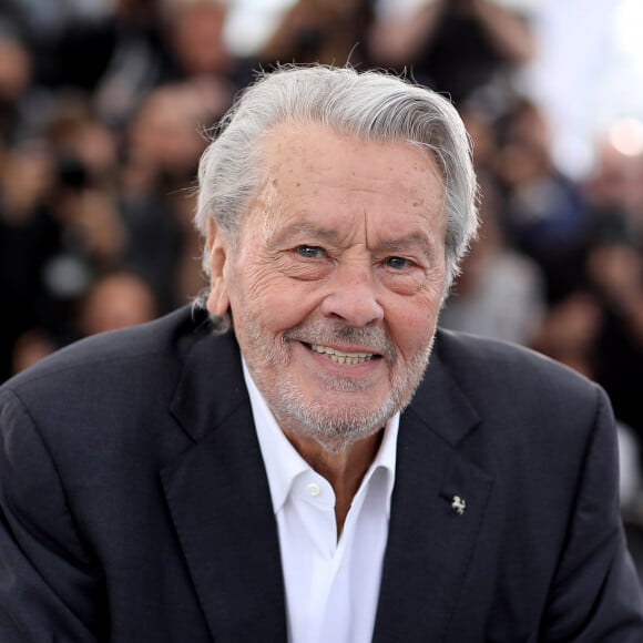 Photocall de la Palme d'or d'honneur à Alain Delon lors du 72ème Festival International du film de Cannes. Le 19 mai 2019 © Jacovides-Moreau / Bestimage