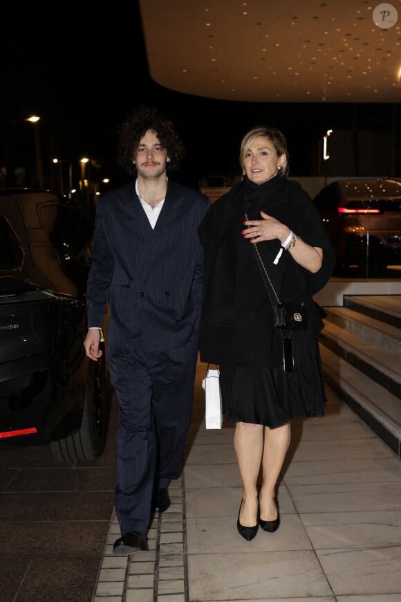 Un de ses fils, lui, était par exemple à ses côtés le 16 mai pour une soirée cannoise.
Julie Gayet et un de ses fils de sortie lors d'une soirée au Marriot à Cannes, le 16 mai 2024. Photo by Aissaoui Nacer/Splash News/ABACAPRESS.COM