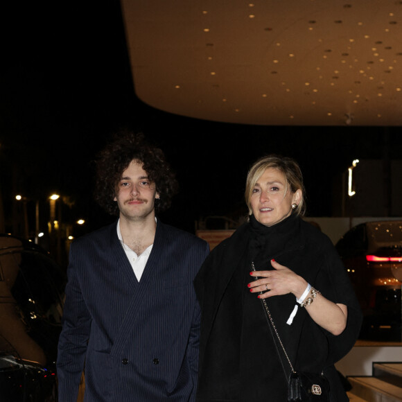 Un de ses fils, lui, était par exemple à ses côtés le 16 mai pour une soirée cannoise.
Julie Gayet et un de ses fils de sortie lors d'une soirée au Marriot à Cannes, le 16 mai 2024. Photo by Aissaoui Nacer/Splash News/ABACAPRESS.COM