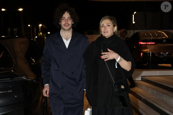 Lequel de Tadeo ou Ezechiel, nés de sa relation passée avec Santiago Amigorena ? Impossible à dire tant elle ne les montre jamais.
Julie Gayet et un de ses fils de sortie lors d'une soirée au Marriot à Cannes, le 16 mai 2024. Photo by Aissaoui Nacer/Splash News/ABACAPRESS.COM