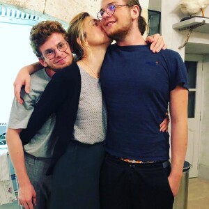 En tout cas, on peut voir que le fiston de l'actrice est un très grand gaillard, moustachu et aux cheveux bouclés.
Julie Gayet se montre avec ses deux fils Tadeo et Ezéchiel sur Instagram le 11 mai 2020.