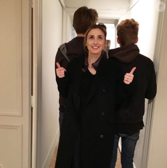 L'une des rares photos qui existent des enfants de la star avait été dévoilée sur Instagram pour l'anniversaire de Tadéo qui célébrait son 20e anniversaire en 2019.
Julie Gayet et ses fils Tadéo et Ezéchiel sur Instagram, le 18 novembre 2016.