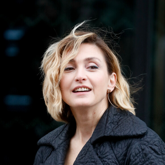 Julie Gayet - Sorties du défilé de mode Haute-Couture printemps-été 2024 "Chanel" au Grand Palais Ephémère lors de la fashion week de Paris. Le 23 janvier 2024 © Christophe Clovis / Bestimage 