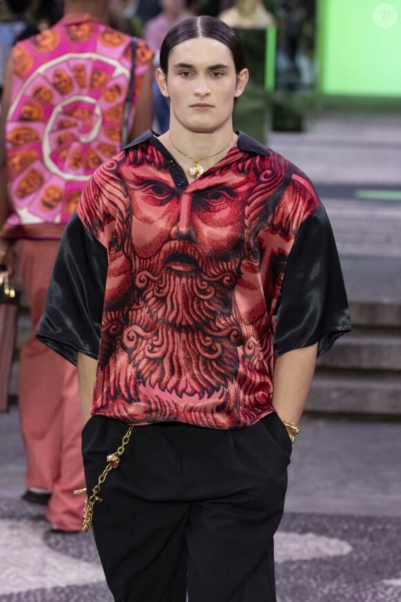 En plus de ses études prestigieuses, Aurélien Enthoven est aussi mannequin, et défile pour les plus grandes marques, telles que Versace et Yves Saint Laurent.
Aurélien Enthoven sur le podium du défilé Versace lors de la Semaine de la mode de Milan, le 18 juin 2022 à Milan, Italie. Photo par DPA/ABACAPRESS.COM