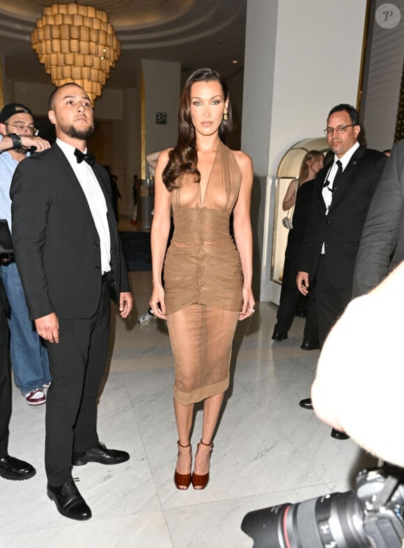 Bella Hadid à la sortie de l'hôtel Martinez lors du 77ème Festival International du Film de Cannes (14 - 25 mai 2024), le 20 mai 2024. 