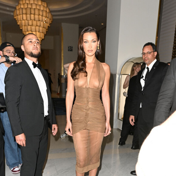 Bella Hadid à la sortie de l'hôtel Martinez lors du 77ème Festival International du Film de Cannes (14 - 25 mai 2024), le 20 mai 2024. 