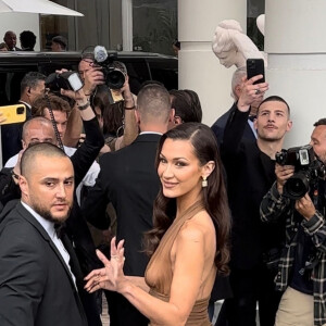 Bella Hadid à la sortie de l'hôtel Martinez lors du 77ème Festival International du Film de Cannes (14 - 25 mai 2024), le 20 mai 2024.