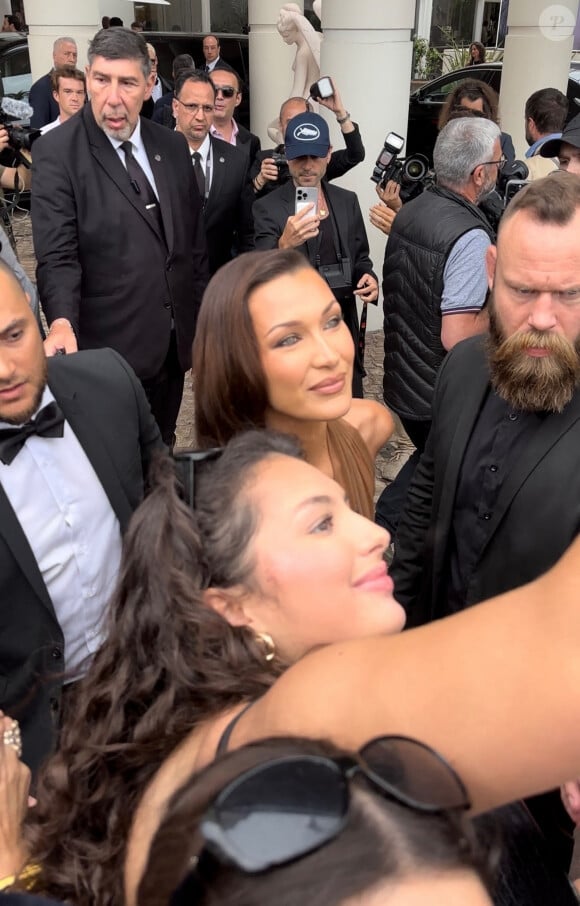 Bella Hadid à la sortie de l'hôtel Martinez lors du 77ème Festival International du Film de Cannes (14 - 25 mai 2024), le 20 mai 2024.