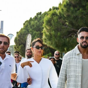 Nabilla et son mari Thomas Vergara se promenant à Cannes le 19 ami 2024.