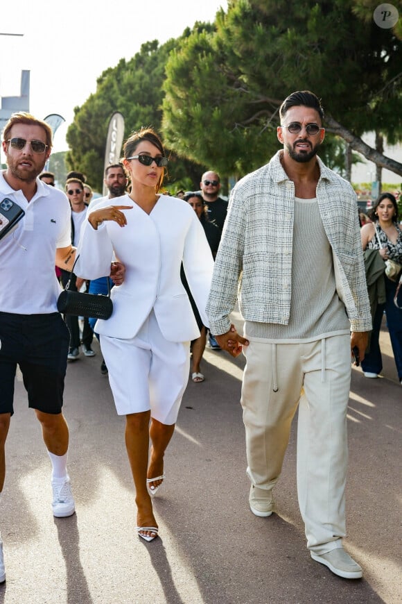 Nabilla et son mari Thomas Vergara se promenant à Cannes le 19 ami 2024.