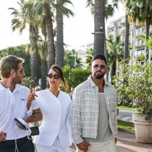 Nabilla et son mari Thomas Vergara se promenant à Cannes le 19 ami 2024.