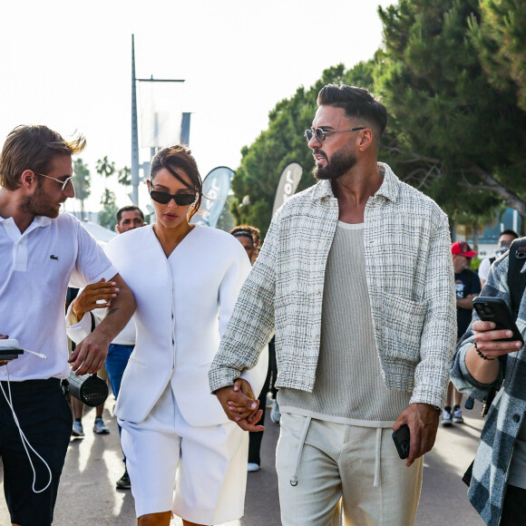 Nabilla et son mari Thomas Vergara se promenant à Cannes le 19 ami 2024.