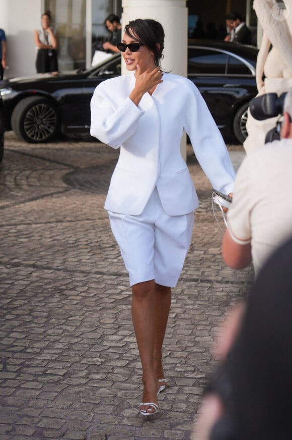 Nabilla Benattia et son mari Thomas Vergara se promènent sur le Croisette lors du 77ème Festival International du Film de Cannes le 19 mai 2024.