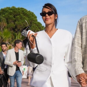 Nabilla Benattia et son mari Thomas Vergara se promènent sur le Croisette lors du 77ème Festival International du Film de Cannes le 19 mai 2024.