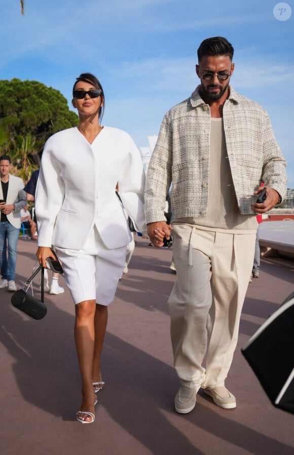 La veilla, Nabilla a été refoulée d'un restaurant avec Thomas
Nabilla Benattia et son mari Thomas Vergara se promènent sur le Croisette lors du 77ème Festival International du Film de Cannes le 19 mai 2024.