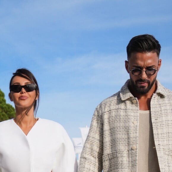 La veilla, Nabilla a été refoulée d'un restaurant avec Thomas
Nabilla Benattia et son mari Thomas Vergara se promènent sur le Croisette lors du 77ème Festival International du Film de Cannes le 19 mai 2024.