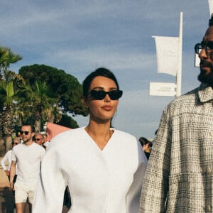 Nabilla Benattia et son mari Thomas Vergara se promènent sur le Croisette lors du 77ème Festival International du Film de Cannes le 19 mai 2024.