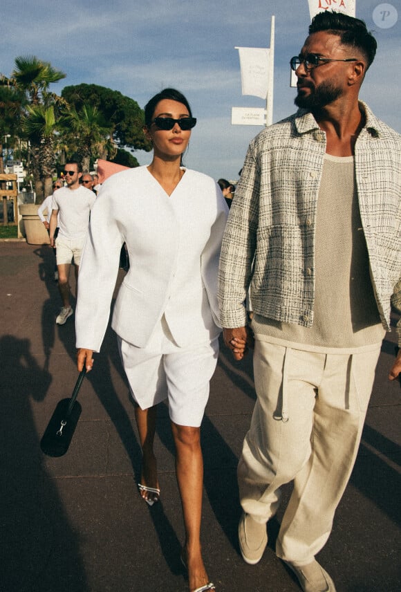 Nabilla Benattia et son mari Thomas Vergara se promènent sur le Croisette lors du 77ème Festival International du Film de Cannes le 19 mai 2024.