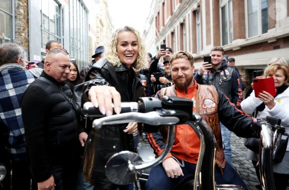 Laeticia Hallyday rencontre les bikers venus rendre hommage au chanteur lors de l'inauguration d'une plaque commémorative en hommage à Johnny Hallyday devant l'immeuble où le chanteur français a grandi dans le 9ème arrondissement de Paris, France, le 22 décembre 2023. Décédé en 2017, Johnny Hallyday fut pendant un demi-siècle l’incarnation du rock à la française. D’origine belge et né sous le nom de Jean-Philippe Smet, il naquit et passa une très grande partie de sa vie à Paris. Fière de cet héritage musical qu’il lui laissa, la Ville de Paris avait entrepris un premier hommage à l’artiste en donnant le nom de Johnny Hallyday à l’esplanade situé devant la salle de spectacle qu’il avait tant fait vibrer par le passé. Dans la continuité de ce premier hommage, la ville de Paris a souhaité à nouveau honorer la mémoire de ce natif de la capitale et une plaque commémorative est dévoilée devant l’immeuble dans lequel il grandit au 13 rue de la Tour des Dames dans le 9ème arrondissement. © Dominique Jacovides/Bestimage