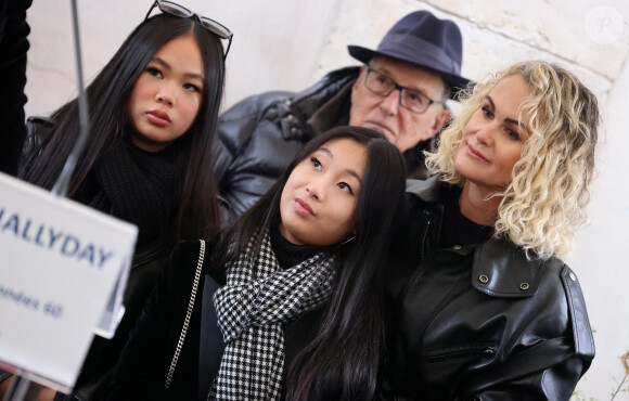 Laeticia Hallyday, ses filles Joy et Jade, Jean-Claude Camus lors de l'inauguration d'une plaque commémorative en hommage à Johnny Hallyday devant l'immeuble où le chanteur français a grandi dans le 9ème arrondissement de Paris, France, le 22 décembre 2023. Décédé en 2017, Johnny Hallyday fut pendant un demi-siècle l'incarnation du rock à la française. D'origine belge et né sous le nom de Jean-Philippe Smet, il naquit et passa une très grande partie de sa vie à Paris. Fière de cet héritage musical qu'il lui laissa, la Ville de Paris avait entrepris un premier hommage à l'artiste en donnant le nom de Johnny Hallyday à l'esplanade situé devant la salle de spectacle qu'il avait tant fait vibrer par le passé. Dans la continuité de ce premier hommage, la ville de Paris a souhaité à nouveau honorer la mémoire de ce natif de la capitale et une plaque commémorative est dévoilée devant l'immeuble dans lequel il grandit au 13 rue de la Tour des Dames dans le 9ème arrondissement. © Dominique Jacovides/Bestimage