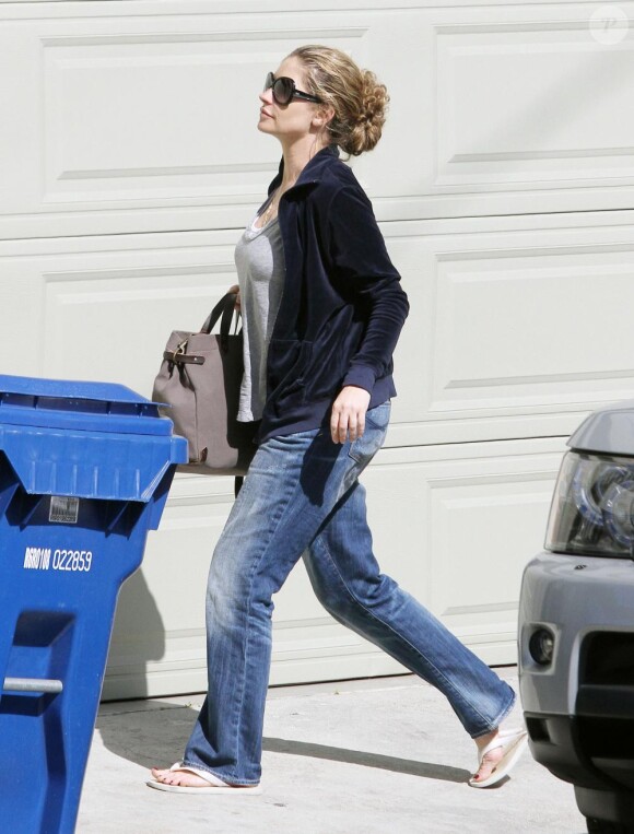 Rebecca Gayheart rentre chez elle le 19 mars 2010 à Los Angeles 