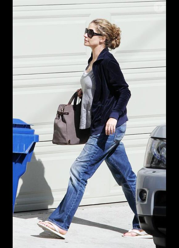 Rebecca Gayheart a l'air très en forme de retour chez elle à Los Angeles le 19 mars 2010