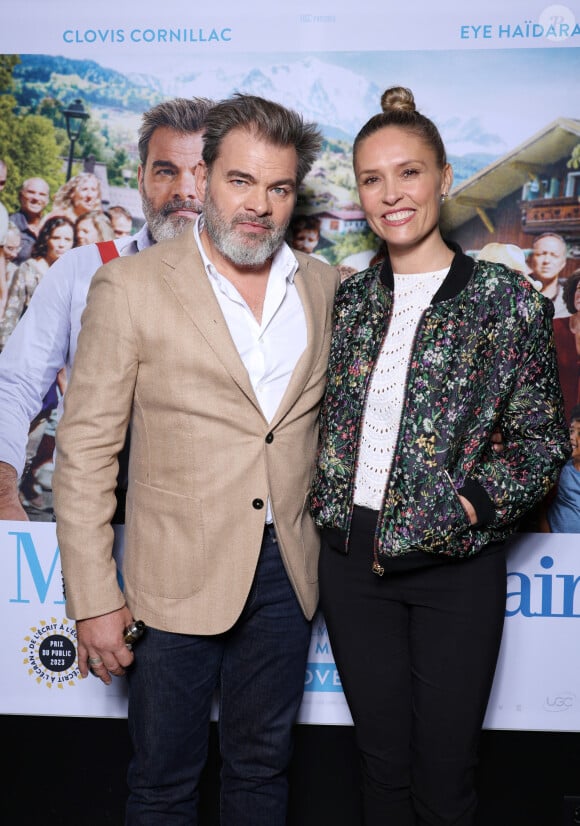 Clovis Cornillac et sa femme Lilou Fogli lors de l'avant-première du film "Monsieur le maire" au cinéma UGC Danton à Paris le 17 octobre 2023. © Denis Guignebourg / Bestimage 