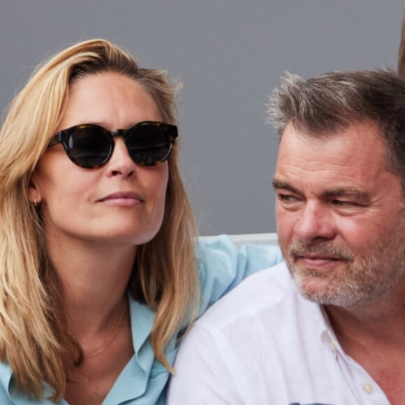 Clovis Cornillac et sa femme Lilou Fogli - Célébrités en tribunes des Internationaux de France de tennis de Roland Garros 2023 à Paris le 11 juin 2023. © Jacovides-Moreau/Bestimage 