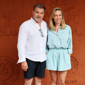 Intéressons-nous alors au couple.
Clovis Cornillac et sa femme Lilou Fogli au village lors des Internationaux de France de tennis de Roland Garros 2023, à Paris, France, le 11 juin 2023. © Jacovides-Moreau/Bestimage 