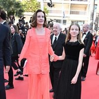 Pierre Niney à Cannes : le héros du Comte de Monte Cristo se fait voler la vedette par sa sublime compagne Natasha, femme fatale