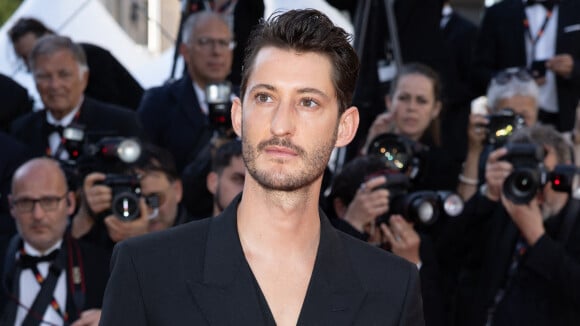 Pierre Niney à Cannes : le héros du Comte de Monte Cristo se fait voler la vedette par sa sublime compagne Natasha, femme fatale