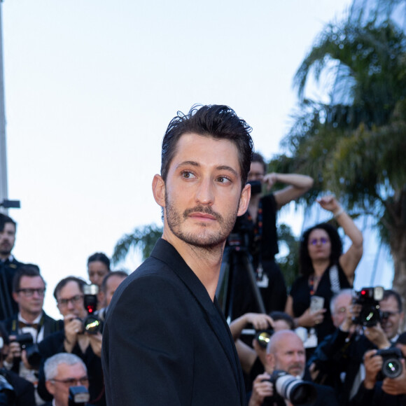 Pierre Niney - Montée des marches du film " Le comte de Monte-Cristo " lors du 77ème Festival International du Film de Cannes, au Palais des Festivals à Cannes. Le 22 mai 2024 © Jacovides-Moreau / Bestimage 