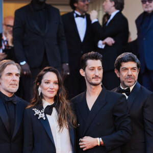 Adèle Simphal, Vassili Schneider, Matthieu Delaporte, Anais Demoustier, Pierre Niney, Pierfrancesco Favino, Laurent Lafitte, Julie De Bona - Montée des marches du film " Le comte de Monte-Cristo " lors du 77ème Festival International du Film de Cannes, au Palais des Festivals à Cannes. Le 22 mai 2024 © Jacovides-Moreau / Bestimage 