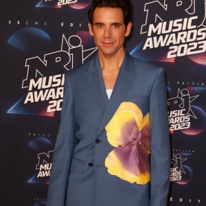 Mika au photocall de la 25ème cérémonie des "NRJ Music Awards (NMA)" au palais des Festivals et des Congrès de Cannes, France, le 10 novembre 2023. © Dominique Jacovides/Bestimage 