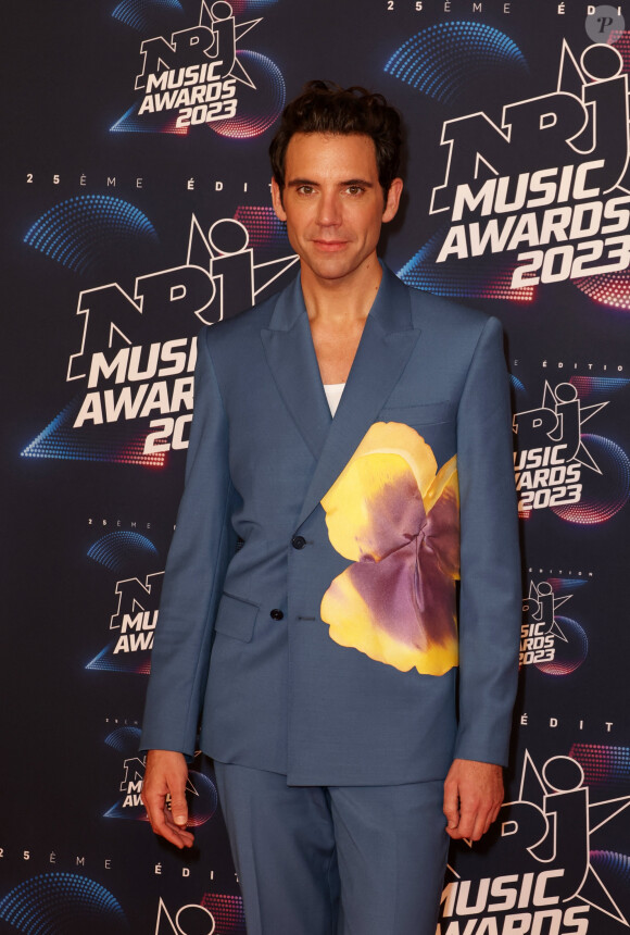 Mika au photocall de la 25ème cérémonie des "NRJ Music Awards (NMA)" au palais des Festivals et des Congrès de Cannes, France, le 10 novembre 2023. © Dominique Jacovides/Bestimage 