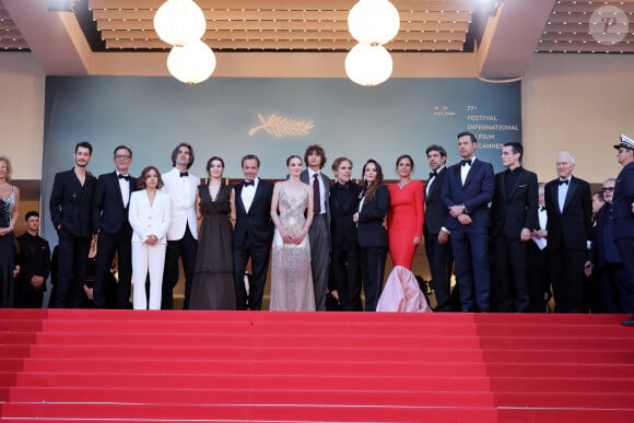 Pierre Niney, Alexandre de La Patellière, Marie Narbonne, Dimitri Rassam, Anamaria Vartolomei, Patrick Mille, Adèle Simphal, Vassili Schneider, Matthieu Delaporte, Anaïs Demoustier (enceinte), Julie de Bona, Pierfrancesco Favino, Laurent Lafitte, Julien De Saint-Jean, Jérôme Seydoux - Montée des marches du film " Le comte de Monte-Cristo " lors du 77ème Festival International du Film de Cannes, au Palais des Festivals à Cannes. Le 22 mai 2024 © Jacovides-Moreau / Bestimage 