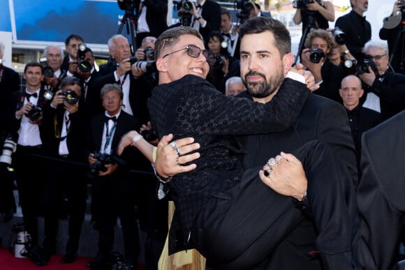 Artus et un acteur du film "Un p'tit truc en plus" - Montée des marches du film " Le comte de Monte-Cristo " lors du 77ème Festival International du Film de Cannes, au Palais des Festivals à Cannes. Le 22 mai 2024 © Jacovides-Moreau / Bestimage 