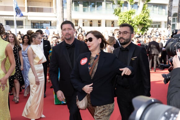 Une militante et des agents de la sécurité - Montée des marches du film " Le comte de Monte-Cristo " lors du 77ème Festival International du Film de Cannes, au Palais des Festivals à Cannes. Le 22 mai 2024 © Jacovides-Moreau / Bestimage 