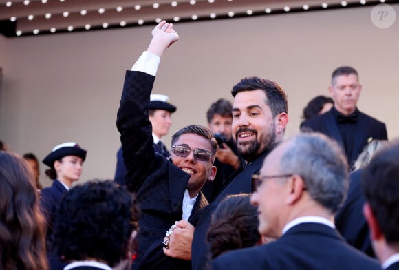 Artus et un des acteurs du film "Un p'tit truc en plus" - Montée des marches du film " Le comte de Monte-Cristo " lors du 77ème Festival International du Film de Cannes, au Palais des Festivals à Cannes. Le 22 mai 2024 © Jacovides-Moreau / Bestimage 