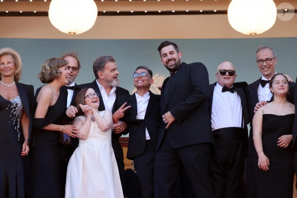 Iris Knobloch, Clovis Cornillac, Artus, Marc Riso et l'équipe du film "Un p'tit truc en plus" - Montée des marches du film " Le comte de Monte-Cristo " lors du 77ème Festival International du Film de Cannes, au Palais des Festivals à Cannes. Le 22 mai 2024 © Jacovides-Moreau / Bestimage 