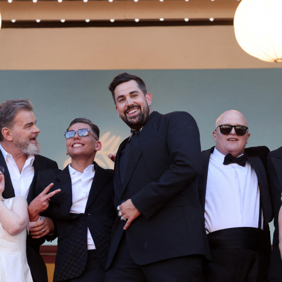 Iris Knobloch, Clovis Cornillac, Artus, Marc Riso et l'équipe du film "Un p'tit truc en plus" - Montée des marches du film " Le comte de Monte-Cristo " lors du 77ème Festival International du Film de Cannes, au Palais des Festivals à Cannes. Le 22 mai 2024 © Jacovides-Moreau / Bestimage 